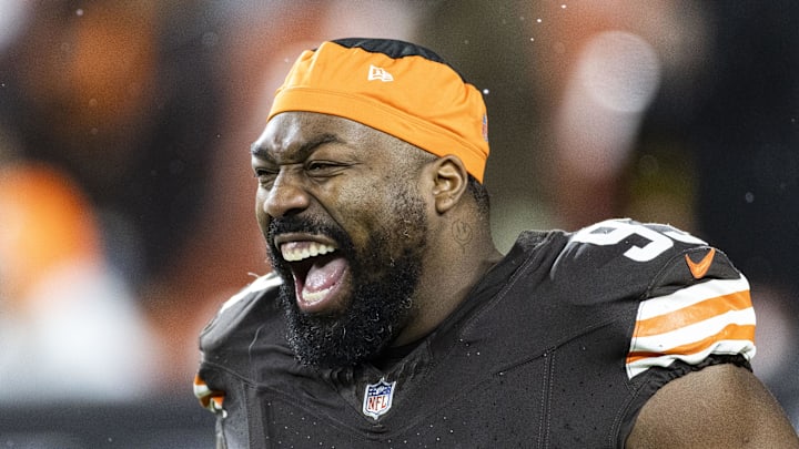 Defensive tackle Shelby Harris  signed a one-year deal with the Giants.