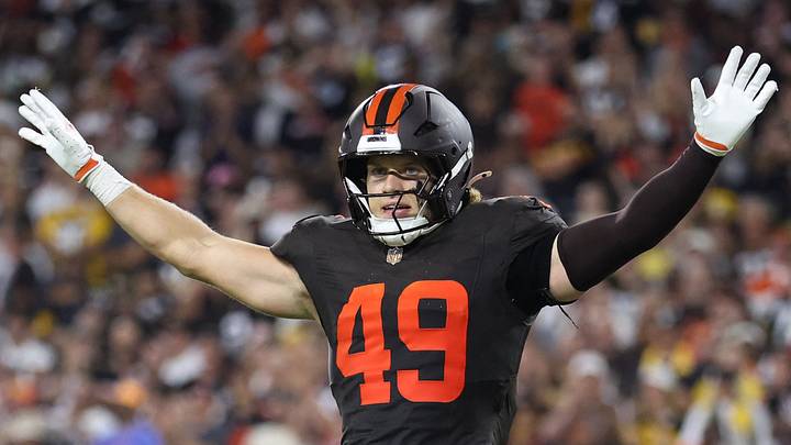 Cleveland Browns linebacker Carson Schwesinger (49) celebrates