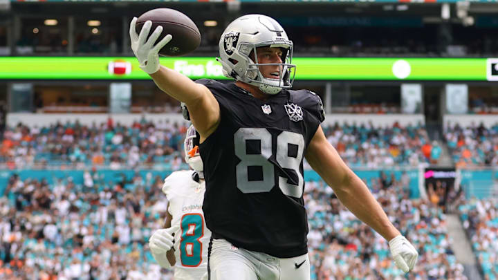Nov 17, 2024; Miami Gardens, Florida, USA; Las Vegas Raiders tight end Brock Bowers (89) runs with the football for a touchdown against the Miami Dolphins during the third quarter at Hard Rock Stadium. Mandatory Credit: Sam Navarro-Imagn Images Nov 17, 2024; Miami Gardens, Florida, USA; Las Vegas Raiders tight end Brock Bowers (89) runs with the football for a touchdown against the Miami Dolphins during the third quarter at Hard Rock Stadium. Mandatory Credit: Sam Navarro-Imagn Images