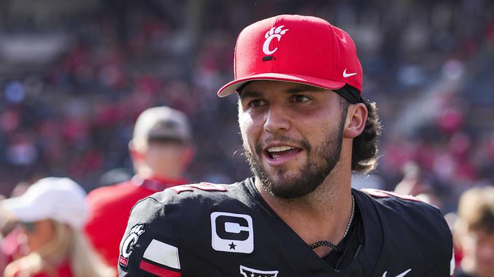 Cincinnati Bearcats quarterback Brendan Sorsby (2) Cincinnati Bearcats quarterback Brendan Sorsby (2)