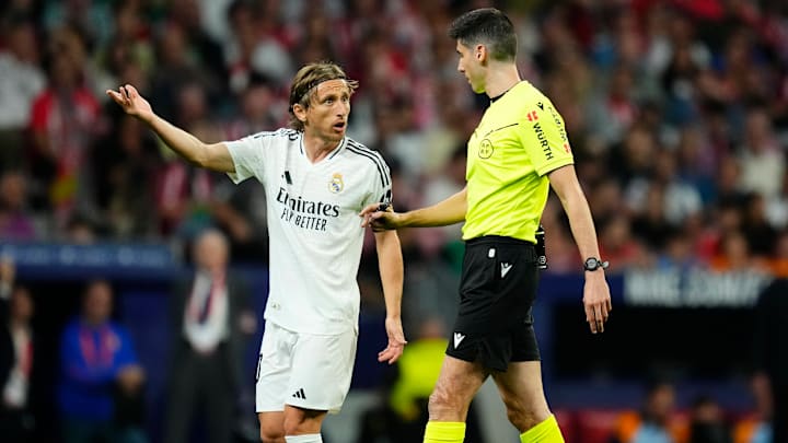 The Madrid derby was stopped in the second half by referee Mateo Busquets Ferrer.