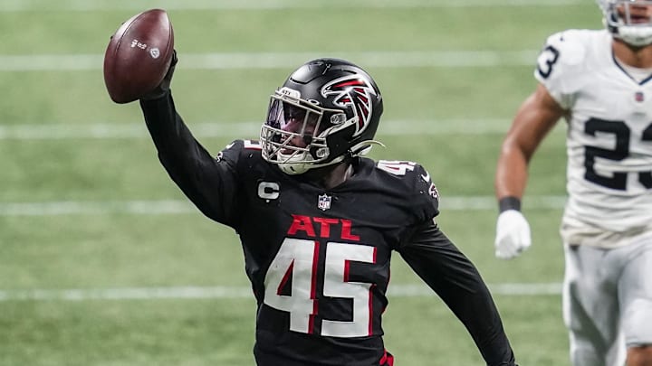 Former Atlanta Falcons Pro Bowl linebacker Deion Jones is signing with the Tampa Bay Buccaneers according to reports.