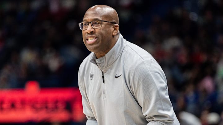 Dec 29, 2025; New Orleans, Louisiana, USA;  New York Knicks Head Coach Mike Brown gives direction against the New Orleans Pelicans during the second half at Smoothie King Center. Mandatory Credit: Stephen Lew-Imagn Images
