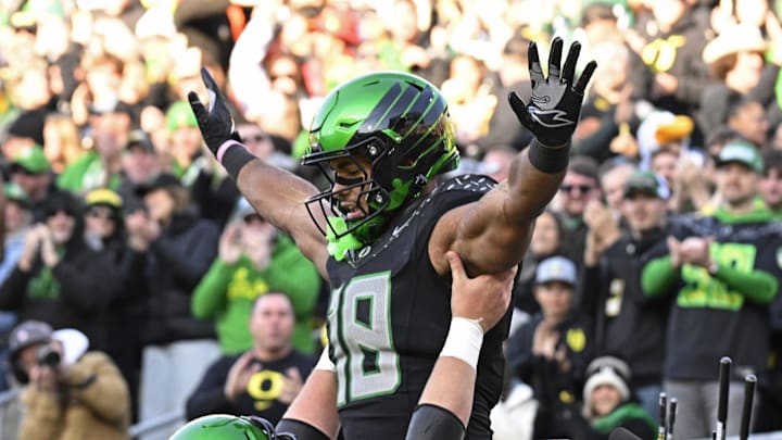Oregon Ducks tight end Kenyon Sadiq (18) celebrates scoring a touch down with teammates 