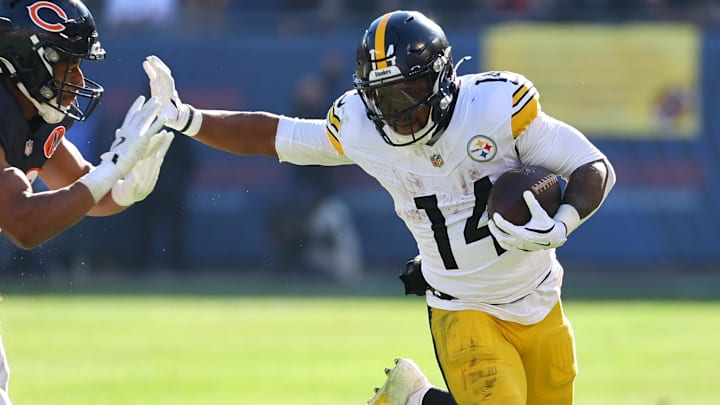 Nov 23, 2025; Chicago, Illinois, USA; Pittsburgh Steelers running back Kenneth Gainwell (14) rushes the ball past Chicago Bears linebacker D'Marco Jackson (48) during the first half at Soldier Field. Mandatory Credit: Mike Dinovo-Imagn Images Nov 23, 2025; Chicago, Illinois, USA; Pittsburgh Steelers running back Kenneth Gainwell (14) rushes the ball past Chicago Bears linebacker D'Marco Jackson (48) during the first half at Soldier Field. Mandatory Credit: Mike Dinovo-Imagn Images