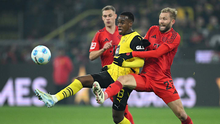 Jamie Gittens im Zweikampf mit Konrad Laimer