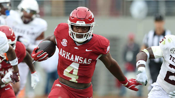 Arkansas Razorbacks running back Mike Washington Jr. is third amongst SEC running backs with seven yards per carry. Arkansas Razorbacks running back Mike Washington Jr. is third amongst SEC running backs with seven yards per carry.