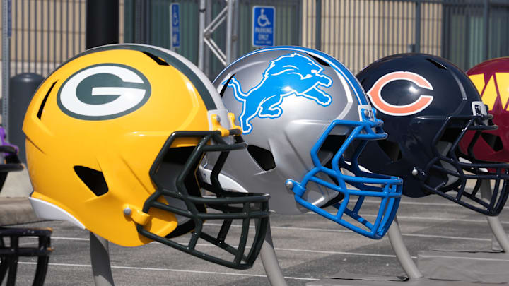 Large helmets of the Green Bay Packers, Detroit Lions, Chicago Beras and Washington Commanders Large helmets of the Green Bay Packers, Detroit Lions, Chicago Beras and Washington Commanders