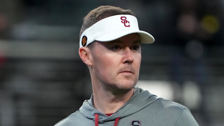Dec 2, 2022; Las Vegas, NV, USA; Southern California Trojans head coach Lincoln Riley reacts in the first half of the Pac-12 Championship against the Utah Utes at Allegiant Stadium. Mandatory Credit: Kirby Lee-Imagn Images Dec 2, 2022; Las Vegas, NV, USA; Southern California Trojans head coach Lincoln Riley reacts in the first half of the Pac-12 Championship against the Utah Utes at Allegiant Stadium. Mandatory Credit: Kirby Lee-Imagn Images