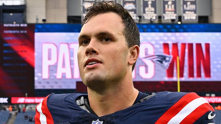 September 20, 2026; Foxborough, Massachusetts, USA;New England Patriots tight end Hunter Henry (85) leaves the field after defeating the Pittsburgh Steelers at Gillette Stadium. Mandatory Credit: Eric Canha-Imagn Images
