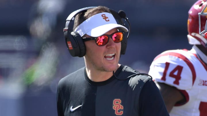 Sep 27, 2025; Champaign, Illinois, USA; Southern California Trojans head coach Lincoln Riley talks with players during the first half against the Illinois Fighting Illini at Memorial Stadium. Mandatory Credit: Ron Johnson-Imagn Images Sep 27, 2025; Champaign, Illinois, USA; Southern California Trojans head coach Lincoln Riley talks with players during the first half against the Illinois Fighting Illini at Memorial Stadium. Mandatory Credit: Ron Johnson-Imagn Images