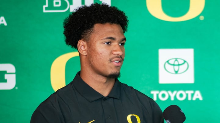 Oregon Ducks tight end Kenyon Sadiq and reporter Bri Amaranthus