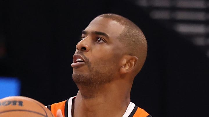Los Angeles Clippers guard Chris Paul looks to shoot during the second quarter against the Dallas Mavericks.