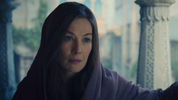 Rosamund Pike (Moiraine Damodred) in The Wheel of Time season 3 
