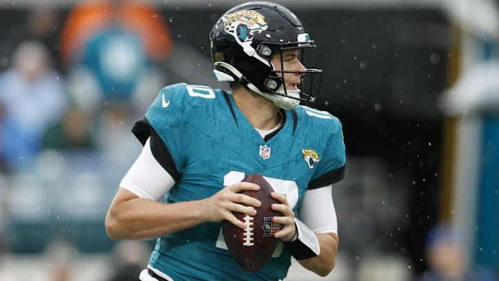Dec 29, 2024; Jacksonville, Florida, USA; Jacksonville Jaguars quarterback Mac Jones (10) looks for a pass against the Tennessee Titans during the first quarter at EverBank Stadium. Mandatory Credit: Morgan Tencza-Imagn Images Dec 29, 2024; Jacksonville, Florida, USA; Jacksonville Jaguars quarterback Mac Jones (10) looks for a pass against the Tennessee Titans during the first quarter at EverBank Stadium. Mandatory Credit: Morgan Tencza-Imagn Images