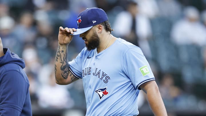 May 27, 2024; Chicago, Illinois, USA; Toronto Blue Jays starting pitcher Alek Manoah (6) leaves the game against the Chicago White Sox due to injury during the second inning at Guaranteed Rate Field.