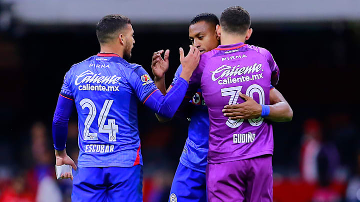 El paraguayo Juan Escobar celebra con el colombiano Willer Ditta y Andrés Gudiño su victoria sobre Bravos de Juárez.