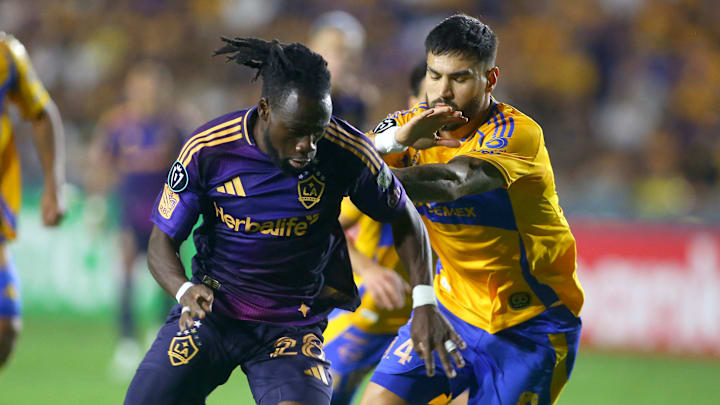 El ghanés Joseph Paintsil compite con Juan Purata