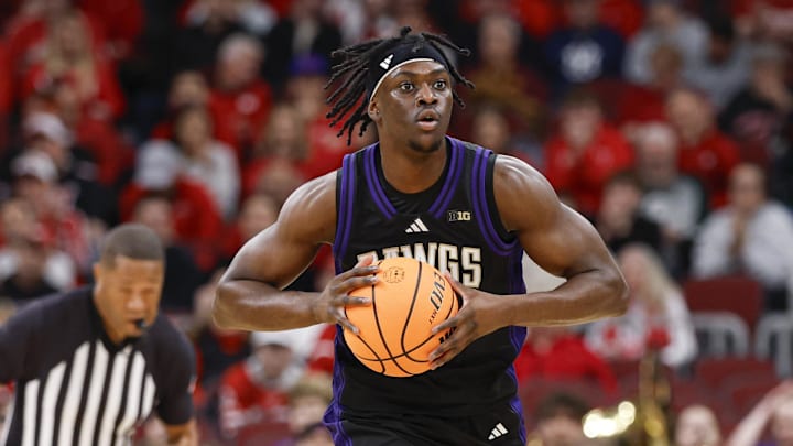 Mar 12, 2026; Chicago, IL, USA; Washington Huskies guard Zoom Diallo (5) passes the ball against the Wisconsin Badgers during the first half at United Center. Mandatory Credit: Kamil Krzaczynski-Imagn Images