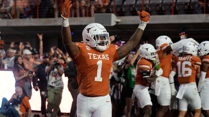Nov 22, 2025; Austin, Texas, USA; Texas Longhorns defensive lineman Colin Simmons Nov 22, 2025; Austin, Texas, USA; Texas Longhorns defensive lineman Colin Simmons