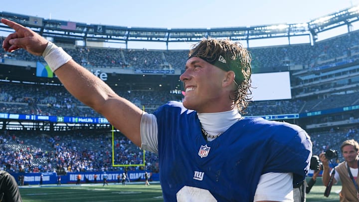 New York Giants quarterback Jaxson Dart (6) points after defeating the Los Angeles Chargers at MetLife Stadium, Sep 28, 2025, East Rutherford, NJ, USA. New York Giants quarterback Jaxson Dart (6) points after defeating the Los Angeles Chargers at MetLife Stadium, Sep 28, 2025, East Rutherford, NJ, USA.