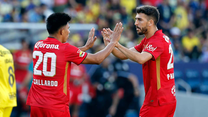 Jesús Gallardo y el portugués Paulinho Dias celebran un gol Jesús Gallardo y el portugués Paulinho Dias celebran un gol