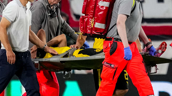 Yan Couto muss mit der Trage vom Platz 