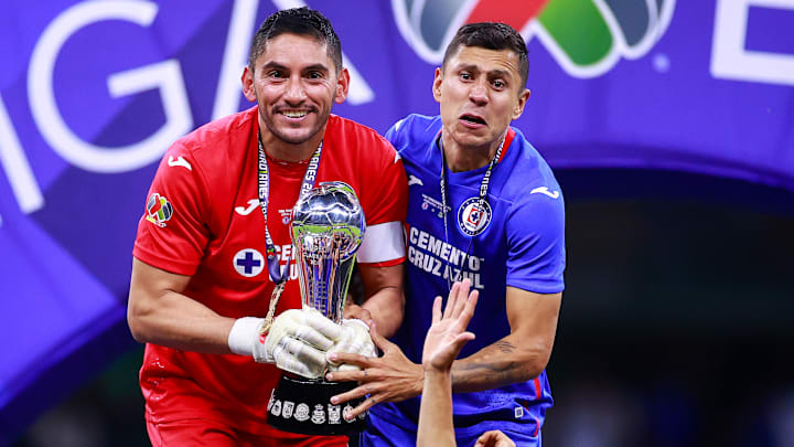 José de Jesús Corona y Julio César Domínguez alzando el cetro de la Liga MX con Cruz Azul.