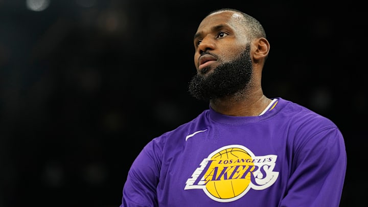 LeBron tiene inflamación en uno de sus tobillos
