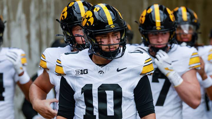 Oct 9, 2026; Seattle, Washington, USA; Iowa Hawkeyes quarterback Jeremy Hecklinski (10) exits the locker room before pregame warmups against the Washington Huskies at Husky Stadium. Mandatory Credit: Joe Nicholson-Imagn Images Oct 9, 2026; Seattle, Washington, USA; Iowa Hawkeyes quarterback Jeremy Hecklinski (10) exits the locker room before pregame warmups against the Washington Huskies at Husky Stadium. Mandatory Credit: Joe Nicholson-Imagn Images