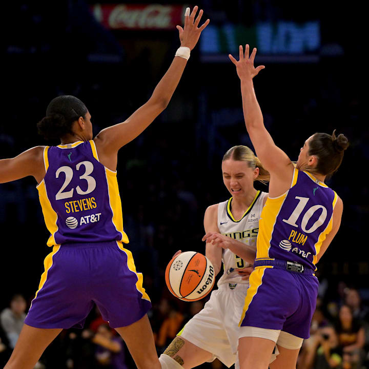 Paige Bueckers Shoves Kelsey Plum to Ground During Wings vs Sparks Game