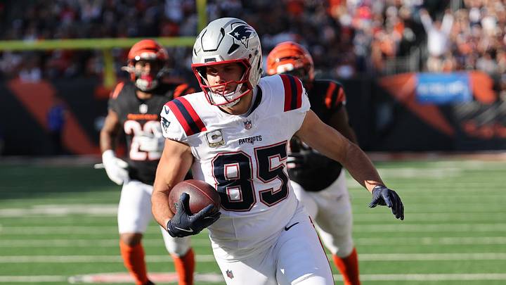 Nov 23, 2025; Cincinnati, Ohio, USA; New England Patriots tight end Hunter Henry (85) scores a touchdown during the first half against the Cincinnati Bengals at Paycor Stadium. Mandatory Credit: Joseph Maiorana-Imagn Images Nov 23, 2025; Cincinnati, Ohio, USA; New England Patriots tight end Hunter Henry (85) scores a touchdown during the first half against the Cincinnati Bengals at Paycor Stadium. Mandatory Credit: Joseph Maiorana-Imagn Images