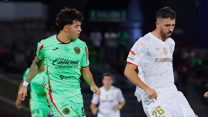 Denzell García de Juárez y el portugués Paulinho Dias del Toluca durante la fase regular