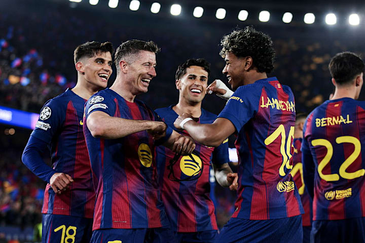 巴塞罗那球员庆祝进球。