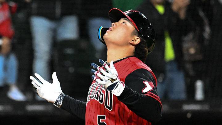 Sep 25, 2026; Chicago, Illinois, USA; Chicago White Sox first baseman Munetaka Murakami (5) looks up after he hit a home run during the seventh inning against the Colorado Rockies at Rate Field. Mandatory Credit: Matt Marton-Imagn Images Sep 25, 2026; Chicago, Illinois, USA; Chicago White Sox first baseman Munetaka Murakami (5) looks up after he hit a home run during the seventh inning against the Colorado Rockies at Rate Field. Mandatory Credit: Matt Marton-Imagn Images