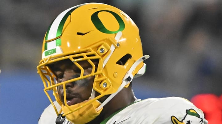 Oregon Ducks defensive lineman Derrick Harmon