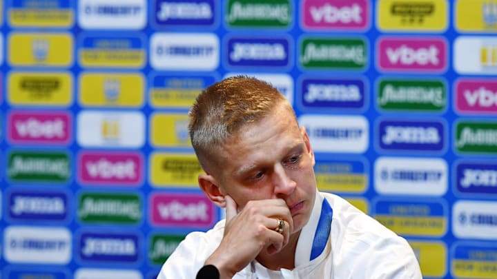 Oleksandr Zinchenko en larmes en conférence de presse