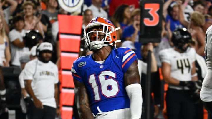 Former Florida Gators linebacker RJ Moten was signed by the New England Patriots.