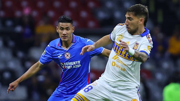 Uriel Antuna de Cruz Azul y el uruguayo Fernando Gorriarán de Tigres durante el Clausura 2023.