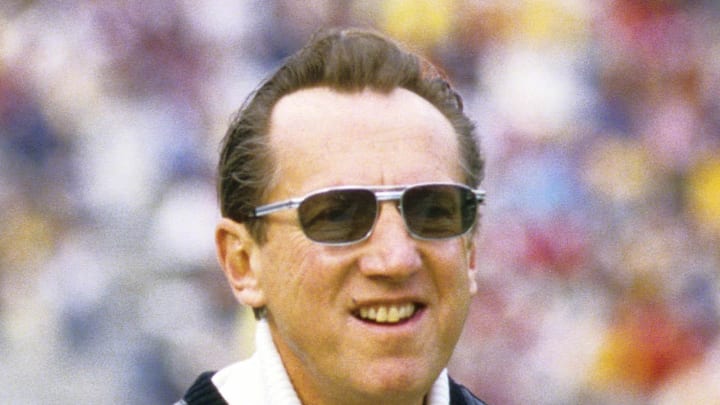 Jan 22, 1984; Tampa, FL, USA: FILE PHOTO; Los Angeles Raiders owner Al Davis prior to the start of Super Bowl XVIII against the Washington Redskins at Tampa Stadium. The Raiders defeated the Redskins 38-9. Mandatory Credit: MPS-Imagn Images Jan 22, 1984; Tampa, FL, USA: FILE PHOTO; Los Angeles Raiders owner Al Davis prior to the start of Super Bowl XVIII against the Washington Redskins at Tampa Stadium. The Raiders defeated the Redskins 38-9. Mandatory Credit: MPS-Imagn Images