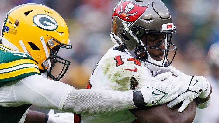 Tampa Bay Buccaneers wide receiver Chris Godwin runs after the catch against the Packers in 2023.