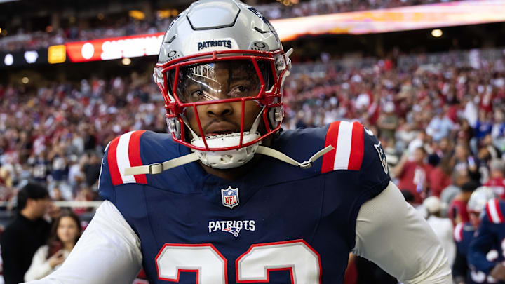 Dec 15, 2024; Glendale, Arizona, USA; New England Patriots linebacker Anfernee Jennings (33) against the Arizona Cardinals at State Farm Stadium. Dec 15, 2024; Glendale, Arizona, USA; New England Patriots linebacker Anfernee Jennings (33) against the Arizona Cardinals at State Farm Stadium.