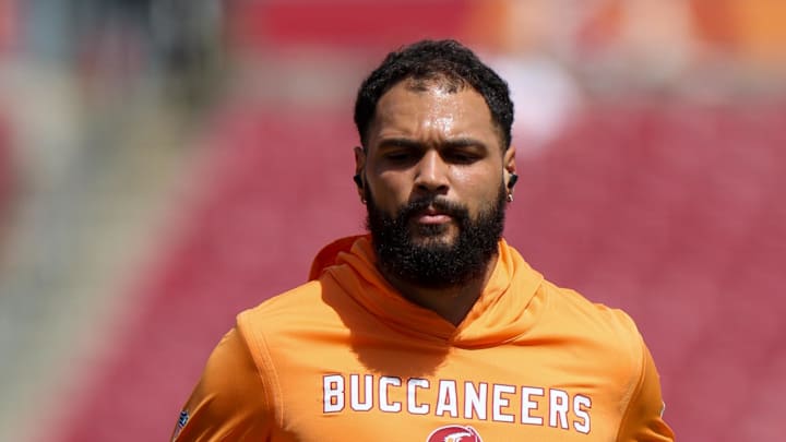 Tampa Bay Buccaneers wide receiver Mike Evans (13) warms up before a game against the New York Jets 