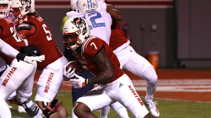Nov 26, 2021; Raleigh, North Carolina, USA; North Carolina State Wolfpack running back Zonovan Knight (7) runs the ball during the first half against the North Carolina Tar Heels at Carter-Finley Stadium. Mandatory Credit: Rob Kinnan-Imagn Images Nov 26, 2021; Raleigh, North Carolina, USA; North Carolina State Wolfpack running back Zonovan Knight (7) runs the ball during the first half against the North Carolina Tar Heels at Carter-Finley Stadium. Mandatory Credit: Rob Kinnan-Imagn Images