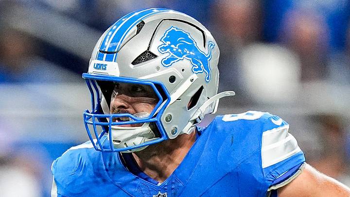 Detroit Lions tight end Sam LaPorta (87) makes a catch against Minnesota Vikings during the first half at Ford Field in Detroit on Sunday, November 2, 2025.