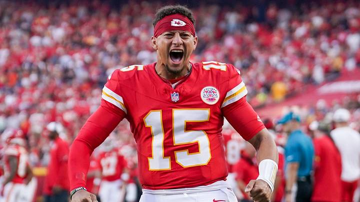 Aug 22, 2025; Kansas City, Missouri, USA; Kansas City Chiefs quarterback Patrick Mahomes (15) celebrates toward fans prior to a game at GEHA Field at Arrowhead Stadium. Mandatory Credit: Denny Medley-Imagn Images Aug 22, 2025; Kansas City, Missouri, USA; Kansas City Chiefs quarterback Patrick Mahomes (15) celebrates toward fans prior to a game at GEHA Field at Arrowhead Stadium. Mandatory Credit: Denny Medley-Imagn Images