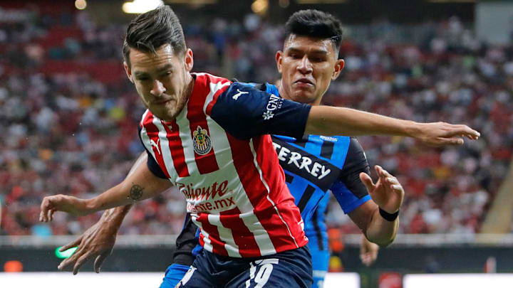Ricardo Angulo (Chivas) defiende el esférico de Jesús Gallardo (Rayados) en el Clausura 2022. Ricardo Angulo (Chivas) defiende el esférico de Jesús Gallardo (Rayados) en el Clausura 2022.
