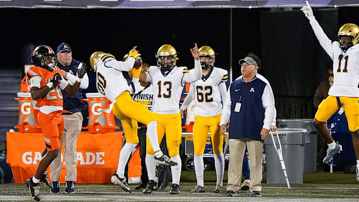 Lakeland Dreadnaughts vs. St. Thomas Aquinas Raiders in first half action in the FHSAA Class 5A Football Championship on Thursday, December 12, 2024 in Miami, FL.