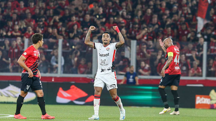 Alerrandro anotou um dos gols na virada do Vitória