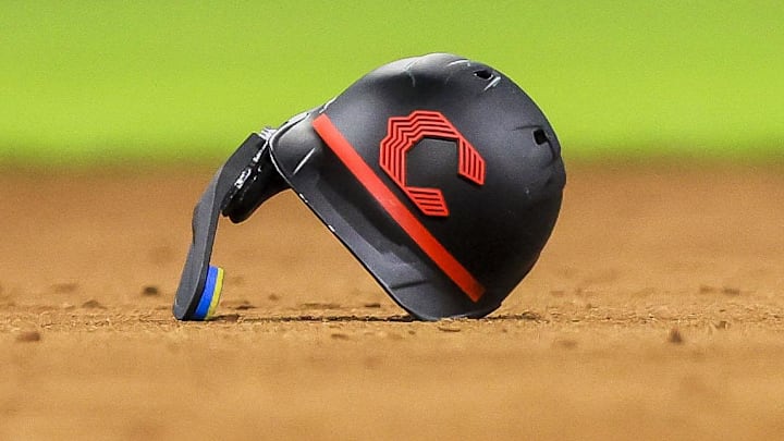 A general view of the helmet of Cincinnati Reds shortstop Elly De La Cruz